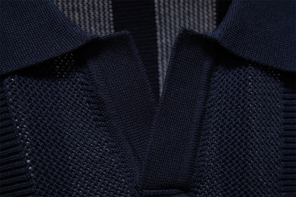 Luźna koszulka polo w paski z dekoltem