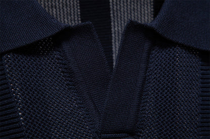 Luźna koszulka polo w paski z dekoltem