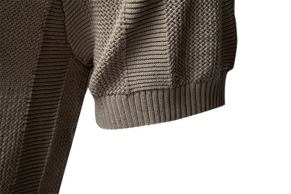 Luźna koszulka polo w paski z dekoltem