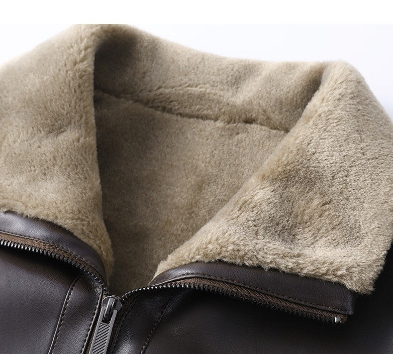 Skórzany płaszcz z podszewką i futrzanym kołnierzem